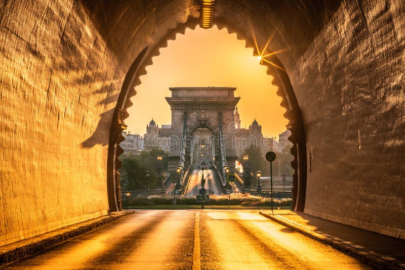 Budapest, Hungría - entrada de Buda Castle Tunnel en la salida del sol con el puente de cadena vacío de Szechenyi imagen de archivo libre de regalías Budapest, Hungría - entrada de Buda Castle Tunnel en la salida del sol con el puente de cadena vacío de Szechenyi imagen de archivo libre de regalías