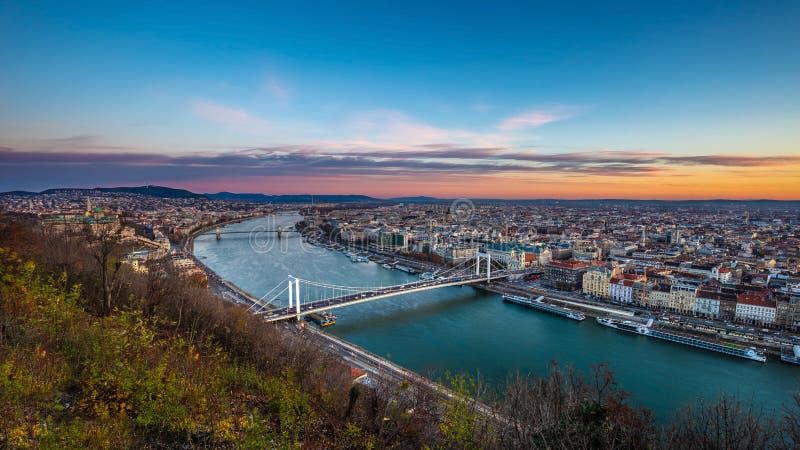 Budapest, Hungría - horizonte panorámico aéreo de Budapest en la salida del sol con Elisabeth Bridge Erzsebet Hid imagen de archivo Budapest, Hungría - horizonte panorámico aéreo de Budapest en la salida del sol con Elisabeth Bridge Erzsebet Hid imagen de archivo