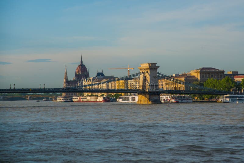 Budapest, Hungría: Paisaje hermoso en el edificio del parlamento, el puente de cadena y el río Danubio Vista de la ciudad de imagen de archivo Budapest, Hungría: Paisaje hermoso en el edificio del parlamento, el puente de cadena y el río Danubio Vista de la ciudad de imagen de archivo