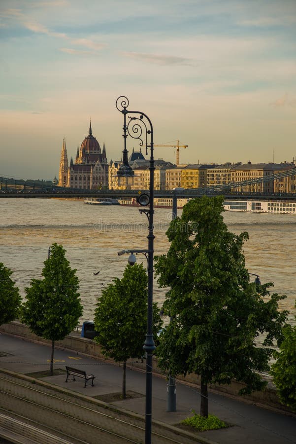 Budapest, Hungría: Paisaje hermoso en el edificio del parlamento, el puente de cadena y el río Danubio Vista de la ciudad de fotografía de archivo libre de regalías Budapest, Hungría: Paisaje hermoso en el edificio del parlamento, el puente de cadena y el río Danubio Vista de la ciudad de fotografía de archivo libre de regalías
