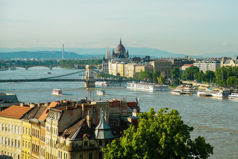 Budapest, Hungría: Puente de cadena en el río Danubio en la ciudad de Budapest hungr?a Panorama urbano del paisaje con los edific foto de archivo Budapest, Hungría: Puente de cadena en el río Danubio en la ciudad de Budapest hungr?a Panorama urbano del paisaje con los edific foto de archivo