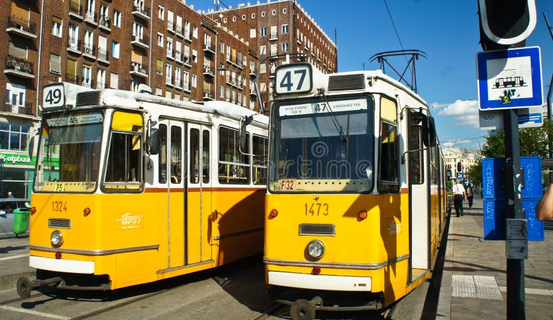 Budapest Hungría - 15 07 2015: Tranvía amarilla en la calle fotos de archivo libres de regalías Budapest Hungría - 15 07 2015: Tranvía amarilla en la calle fotos de archivo libres de regalías