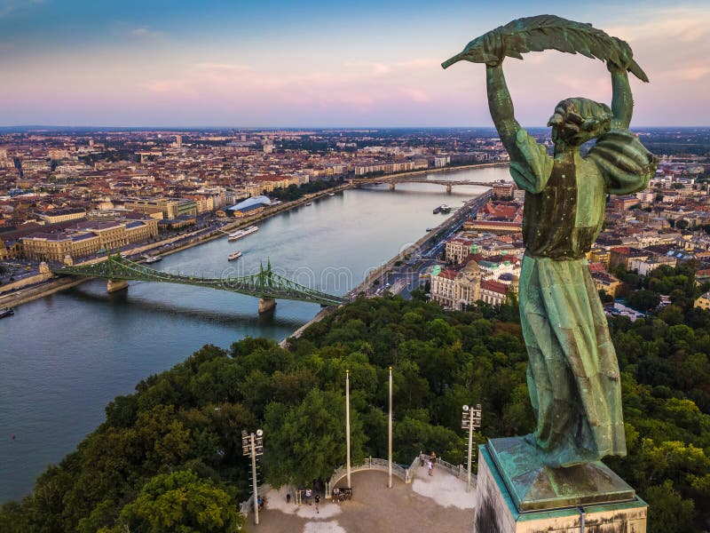 Budapest, Hungría - Vista Aérea De La Estatua De La Libertad En La