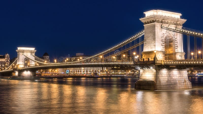Budapest, Hängebrücke Szechenyi-lanchid in der Dämmerung blaue Stunden, Ungarn, Europa lizenzfreie stockfotos Budapest, Hängebrücke Szechenyi-lanchid in der Dämmerung blaue Stunden, Ungarn, Europa lizenzfreie stockfotos