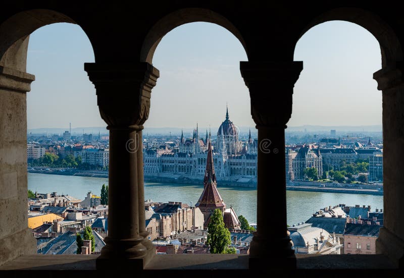 Budapest i hungarian parlamentu widok przez łuku rybaka ` s bastion - Węgry zdjęcia royalty free Budapest i hungarian parlamentu widok przez łuku rybaka ` s bastion - Węgry zdjęcia royalty free