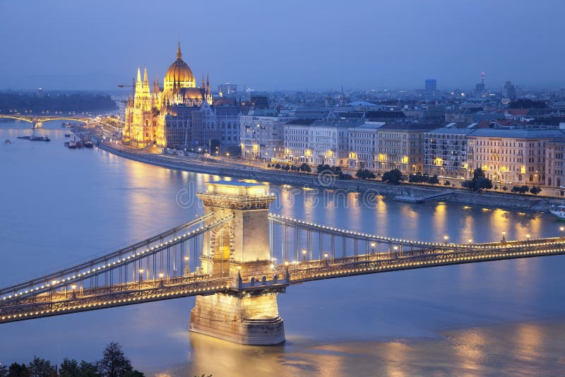 Imagen de, la la ciudad de Hungría, durante oscuridad azul lección.