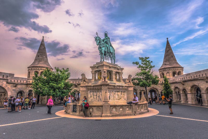 Budapest - Juni 22, 2019: Staty av Stephen I på fiskarens bastion i den Buda sidan av Budapest, Ungern royaltyfri bild Budapest - Juni 22, 2019: Staty av Stephen I på fiskarens bastion i den Buda sidan av Budapest, Ungern royaltyfri bild