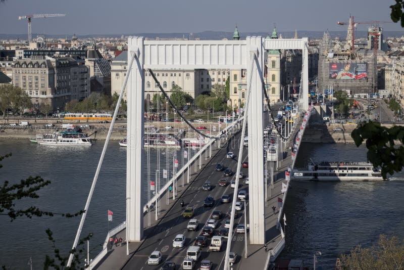 Budapest, Kwiecień 2019: Elisabeth bridżowy złączony Buda i zaraza popiera kogoś z ruchem drogowym obraz royalty free Budapest, Kwiecień 2019: Elisabeth bridżowy złączony Buda i zaraza popiera kogoś z ruchem drogowym obraz royalty free