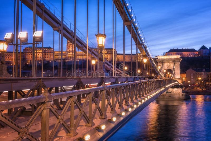 Budapest, lanchid alle ore blu crepuscolari, Ungheria, Europa di Szechenyi del ponte a catena immagini stock libere da diritti Budapest, lanchid alle ore blu crepuscolari, Ungheria, Europa di Szechenyi del ponte a catena immagini stock libere da diritti