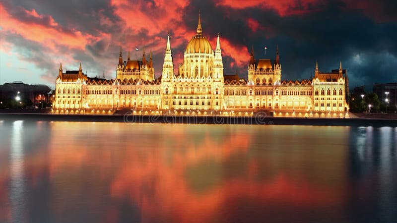 Budapest - le parlement au coucher du soleil - laps de temps