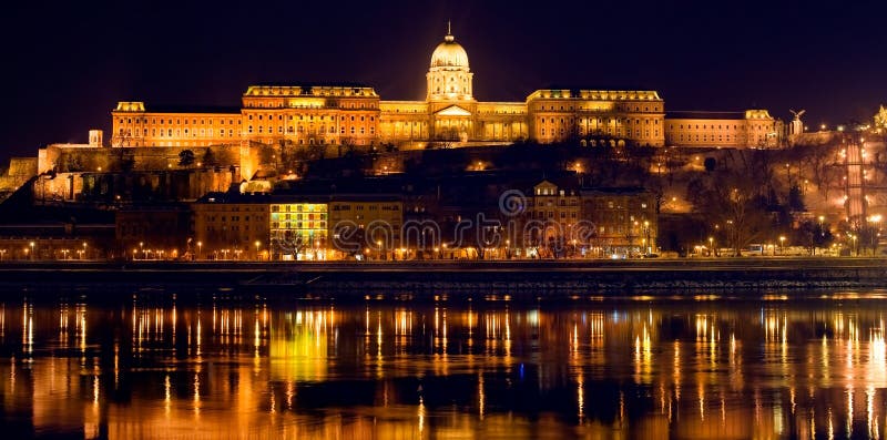 Kirche In Budapest Bis Zum Nacht Stockfoto - Bild von ...