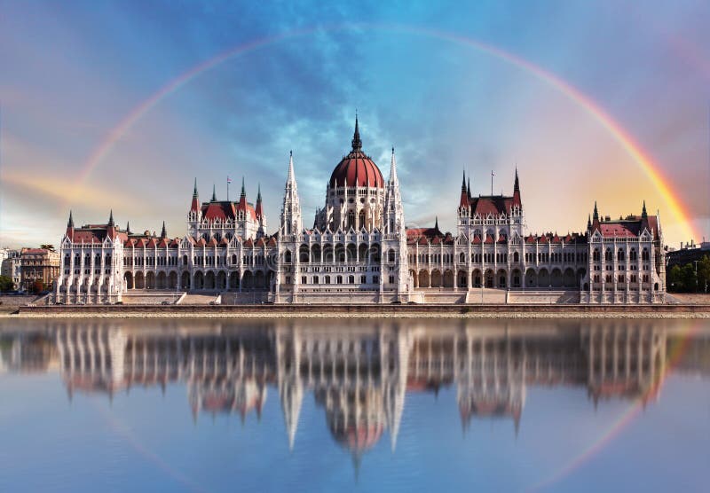 Budapest - réflexion de Parliament.with dans Danube