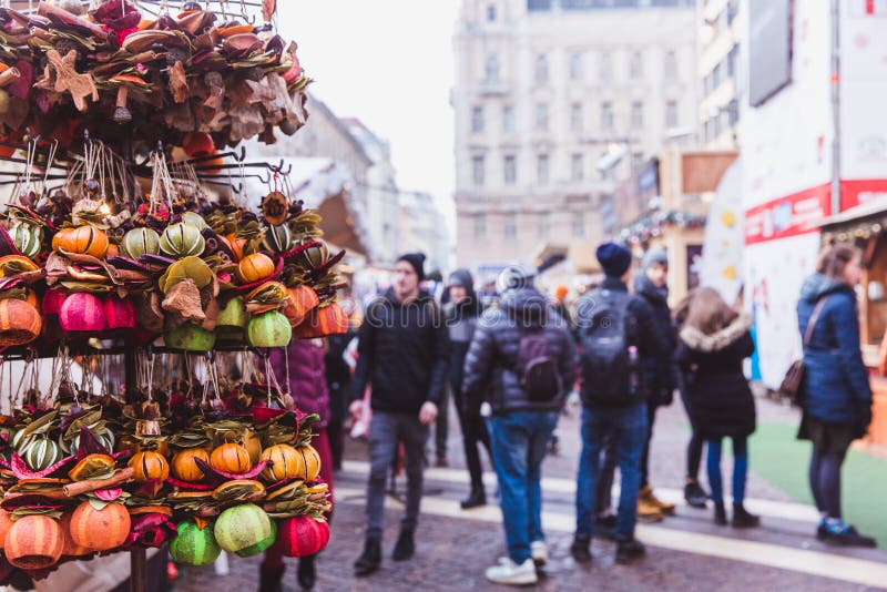 BUDAPEST, UNGARN - 19. DEZEMBER 2018: Touristen und lokale Leute, die den schönen Weihnachtsmarkt in St Stephen genießen lizenzfreies stockbild BUDAPEST, UNGARN - 19. DEZEMBER 2018: Touristen und lokale Leute, die den schönen Weihnachtsmarkt in St Stephen genießen lizenzfreies stockbild