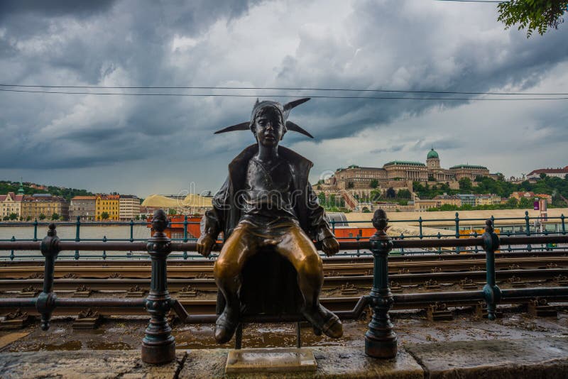 BUDAPEST, UNGARN: Die kleine Statue Prinzessin Jester wird durch die Rillenschienen auf der Plage, Buda Castle durch Donau-Riverb stockbilder BUDAPEST, UNGARN: Die kleine Statue Prinzessin Jester wird durch die Rillenschienen auf der Plage, Buda Castle durch Donau-Riverb stockbilder
