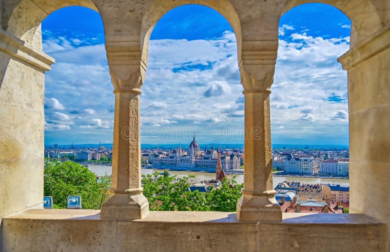 Budapest, Ungarn entlang der Donau vom Fischereibecken lizenzfreie stockfotografie Budapest, Ungarn entlang der Donau vom Fischereibecken lizenzfreie stockfotografie