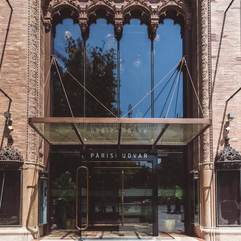 BUDAPEST, UNGARN - 18. JUNI 2019: Innenraum von Hotel Parisi Udvar in v-Bezirk in Budapest, Ungarn stockbild BUDAPEST, UNGARN - 18. JUNI 2019: Innenraum von Hotel Parisi Udvar in v-Bezirk in Budapest, Ungarn stockbild