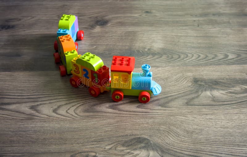 Budapest, Ungarn - 07/26/2018: LEGO Toy Train mit verschiedenem colo stockfotografie Budapest, Ungarn - 07/26/2018: LEGO Toy Train mit verschiedenem colo stockfotografie