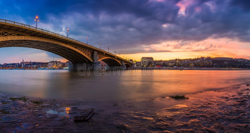 Budapest, Ungarn - panoramischer Schuss des schönen bunten Sonnenuntergangs und der Wolken bei Margaret Bridge stockbild Budapest, Ungarn - panoramischer Schuss des schönen bunten Sonnenuntergangs und der Wolken bei Margaret Bridge stockbild