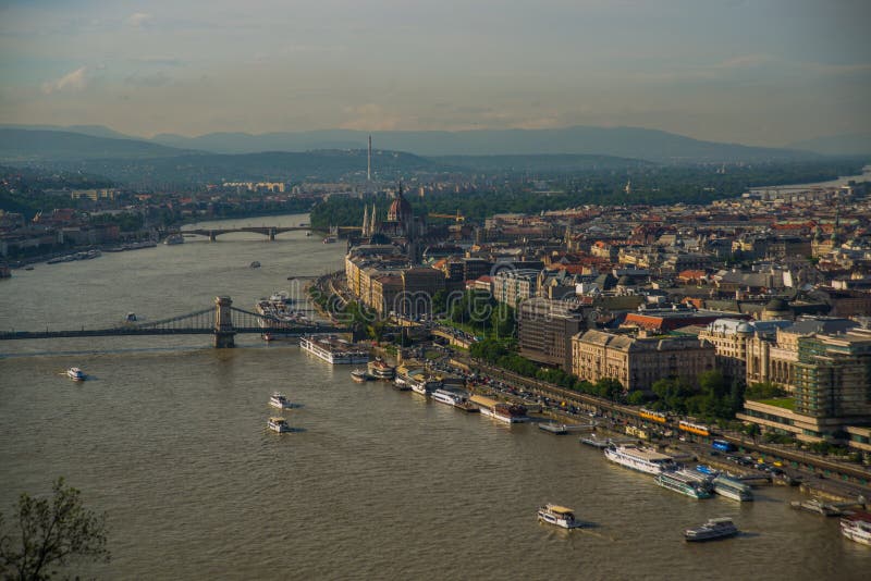 Budapest Ungern: Härligt landskap på parlamentbyggnaden, kedjebron och Danubet River Sikt av staden fr?n arkivfoto Budapest Ungern: Härligt landskap på parlamentbyggnaden, kedjebron och Danubet River Sikt av staden fr?n arkivfoto