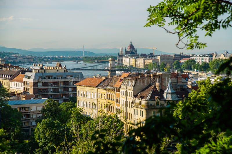 Budapest Ungern: Härligt landskap på parlamentbyggnaden, kedjebron och Danubet River Sikt av staden fr?n royaltyfria bilder Budapest Ungern: Härligt landskap på parlamentbyggnaden, kedjebron och Danubet River Sikt av staden fr?n royaltyfria bilder