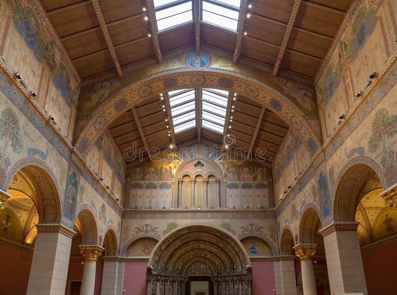 Budapest Ungern - mars 27, 2018: Inre av renoverade Roman Hall i museum av konster