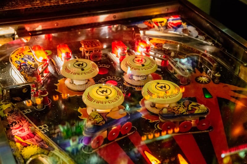 Budapest, Ungern - 25 mars 2018: Nyhetsjaktmuseum Stängningsyta för Pinball-bord arkivbild Budapest, Ungern - 25 mars 2018: Nyhetsjaktmuseum Stängningsyta för Pinball-bord arkivbild