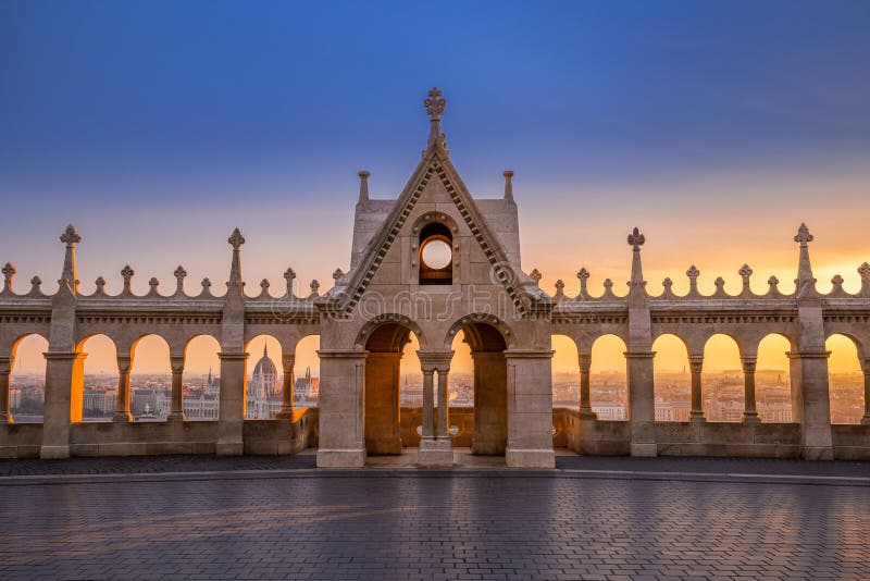 Budapest, Ungern - Vackert gyllene soluppgång vid Fishermans bastion Halaszbastya på hösten Ungerns parlament royaltyfria foton