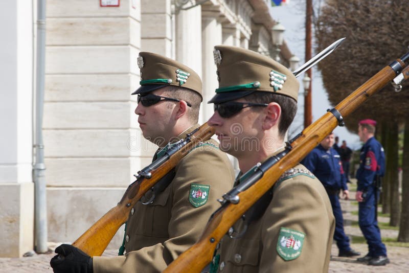 Budapest Węgry, Kwiecień, - 5, 2018: Członkowie Węgierska gwardia honorowa obraz stock Budapest Węgry, Kwiecień, - 5, 2018: Członkowie Węgierska gwardia honorowa obraz stock