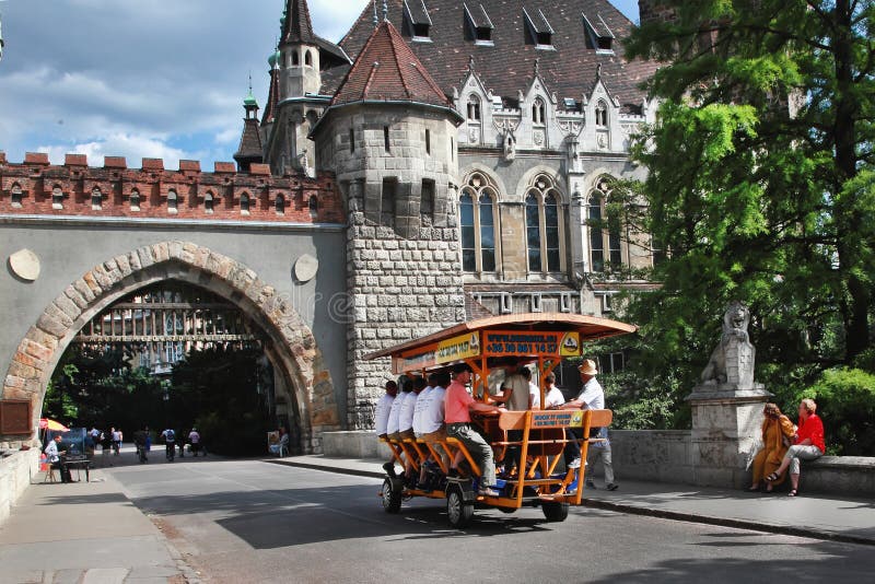 BUDAPEST, WĘGRY - OKOŁO LIPIEC 2014: BierBike z turystami jest zdjęcie stock BUDAPEST, WĘGRY - OKOŁO LIPIEC 2014: BierBike z turystami jest zdjęcie stock
