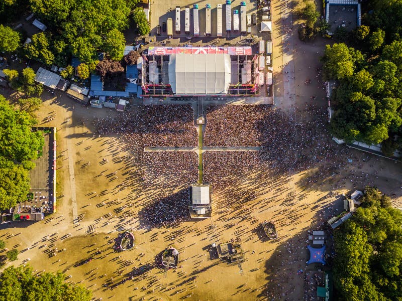 BUDAPEST WĘGRY, SIERPIEŃ, - 12, 2018: Powietrzna fotografia tłum przed główną sceną Sziget festiwal od above obrazy stock BUDAPEST WĘGRY, SIERPIEŃ, - 12, 2018: Powietrzna fotografia tłum przed główną sceną Sziget festiwal od above obrazy stock