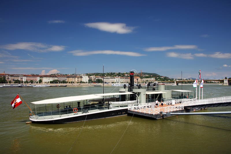 BUDAPEST, WĘGRY - WRZESIEŃ 30 R., 2019 R.: Statek pasażerski zadokowany wzdłuż mostu Margaret fotografia stock BUDAPEST, WĘGRY - WRZESIEŃ 30 R., 2019 R.: Statek pasażerski zadokowany wzdłuż mostu Margaret fotografia stock