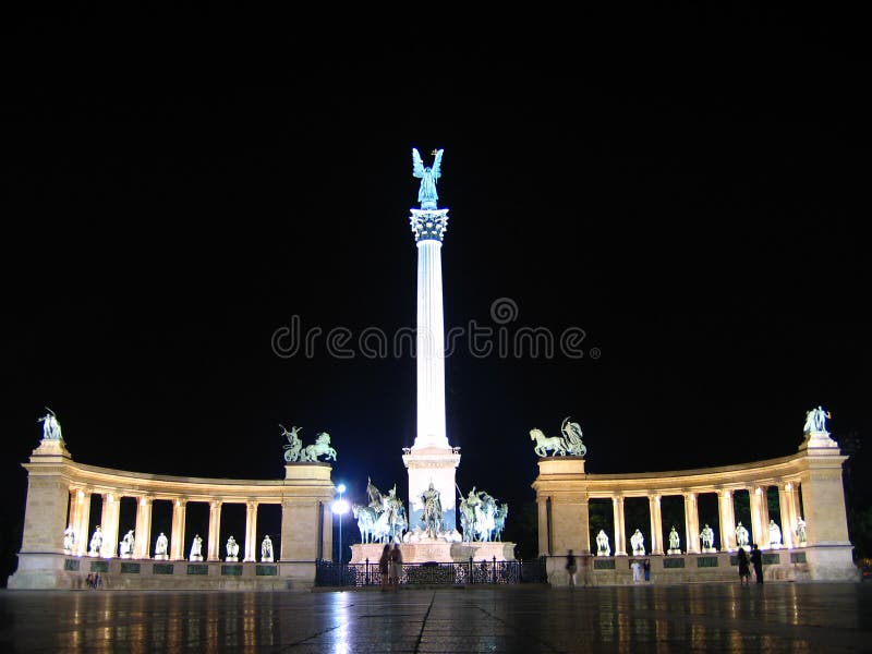budapeszt bohaterów Hungary nocy square zdjęcia stock budapeszt bohaterów Hungary nocy square zdjęcia stock