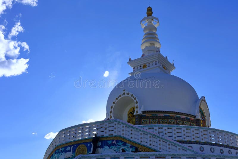 Buddas ступы шанти буддийское chorten whitedomed ступу на вершине холма в районе ладакх leh chanspa стоковые фотографии rf