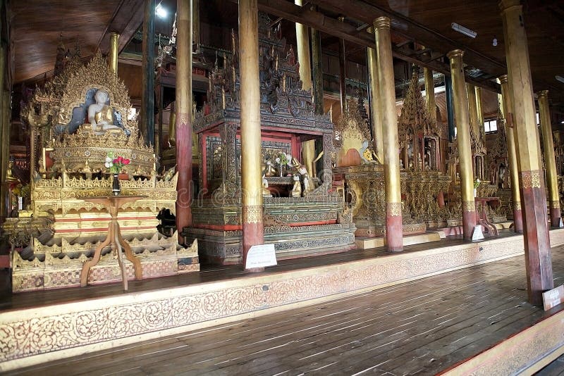 Buddha avbildar på den Nga Phe Chaung kloster Myanmar