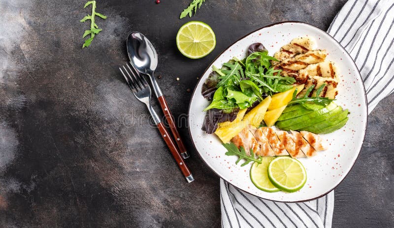 Buddha bowl frango grelhado peito halloumi abacaxi abacate salada de rockets cal e azeite. saudáveis e imagens de stock royalty free
