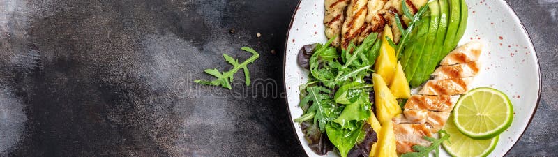 Buddha bowl frango grelhado peito halloumi abacaxi abacate salada de rockets cal e azeite. saudáveis e equilibrados imagens de stock