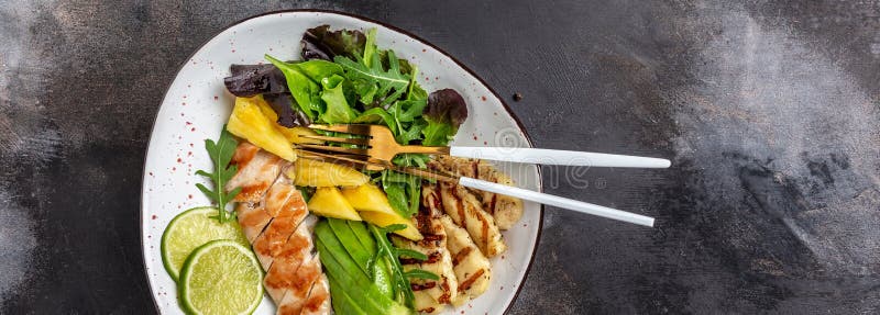 Buddha bowl frango grelhado peito halloumi abacaxi abacate salada de rockets cal e azeite. saudáveis e equilibrados foto de stock royalty free