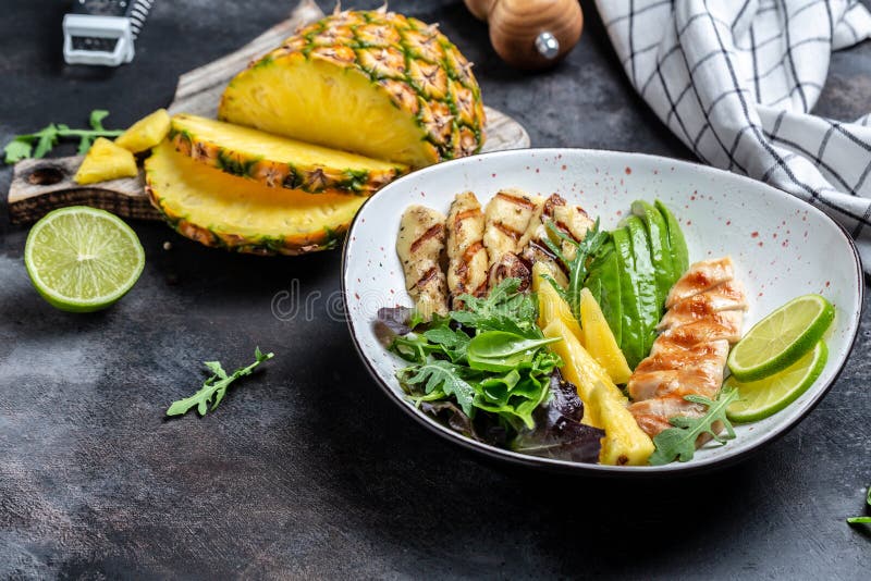 Buddha bowl frango grelhado peito halloumi abacaxi abacate salada de rockets cal e azeite. saudáveis e equilibrados fotografia de stock royalty free
