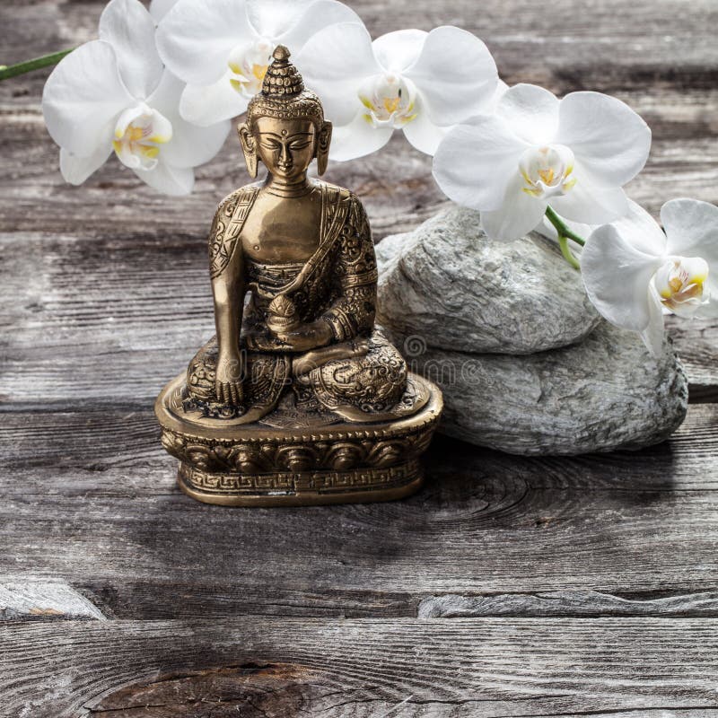 Buddha bronzeo per spiritualità e bellezza interna femminile immagine stock libera da diritti Buddha bronzeo per spiritualità e bellezza interna femminile immagine stock libera da diritti