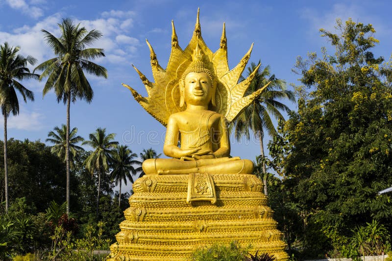 Buddha che si siede sul corpo del naga e su protetto capo del naga immagine stock Buddha che si siede sul corpo del naga e su protetto capo del naga immagine stock