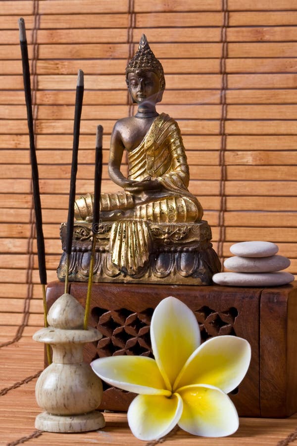 Buddha con i bastoni ed il fiore di incenso fotografie stock Buddha con i bastoni ed il fiore di incenso fotografie stock
