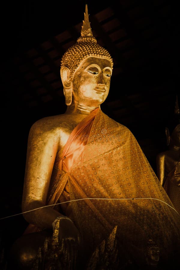 Buddha dourado tailandês antigo na noite