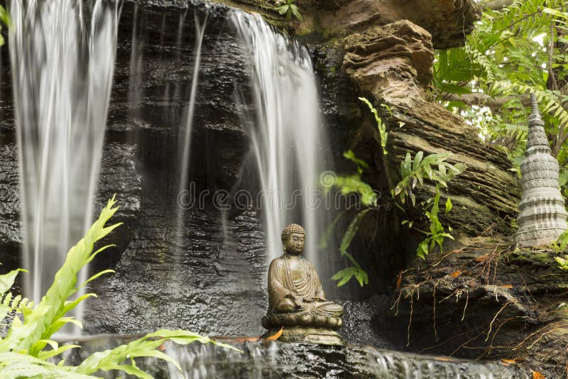 Buddha e cascata immagini stock libere da diritti Buddha e cascata immagini stock libere da diritti