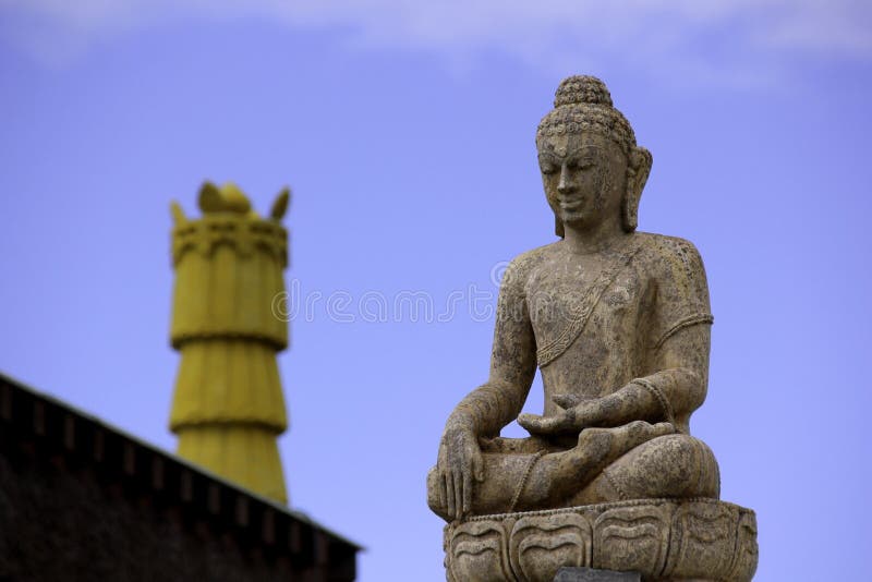 Buddha e céu azul fotografia de stock royalty free