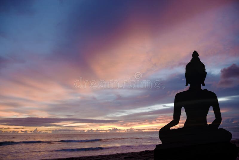 Buddha en la puesta del sol imagenes de archivo Buddha en la puesta del sol imagenes de archivo