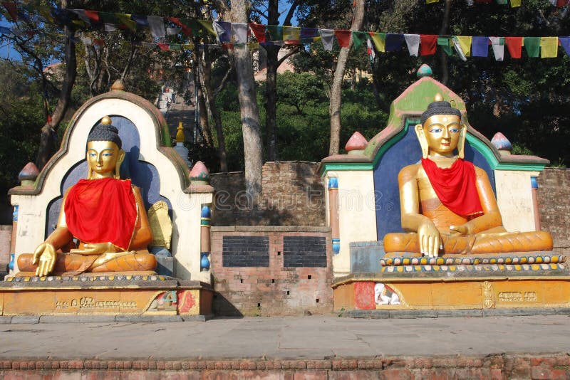 buddha färgade statyswayambhunath nepal i korrekt läge royaltyfri fotografi buddha färgade statyswayambhunath nepal i korrekt läge royaltyfri fotografi