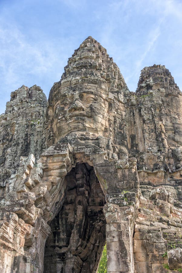 Buddha geht am Südtor von Angkor Thom, Kambodscha voran lizenzfreies stockfoto Buddha geht am Südtor von Angkor Thom, Kambodscha voran lizenzfreies stockfoto