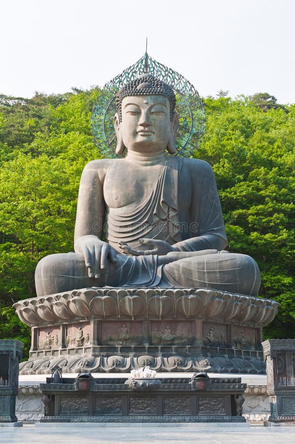 Buddha im Sinheungsa Tempel stockfotos