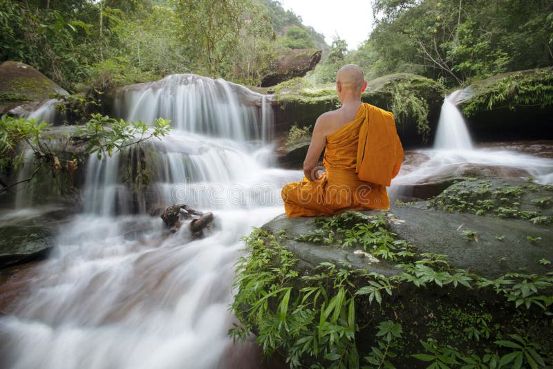 Buddha-Mönch praktiziert Meditation am Wasserfall lizenzfreie stockfotografie Buddha-Mönch praktiziert Meditation am Wasserfall lizenzfreie stockfotografie