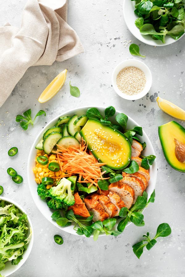 Buddha-Schüssel mit gegrillter Hühnerbrust, Avocado und frischem Gemüsesalat lizenzfreie stockbilder Buddha-Schüssel mit gegrillter Hühnerbrust, Avocado und frischem Gemüsesalat lizenzfreie stockbilder